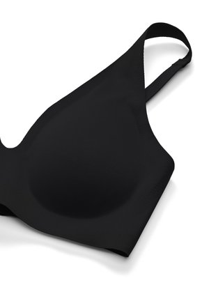 Schwarzer kabelloser BH mit geformten Cups und verstellbarem Schulterriemen auf weißem Hintergrund.