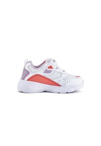 Weißer Sportschuh mit roten und lila Akzenten, Obermaterial aus Netzgewebe, gepolsterter Kragen und strukturierte Gummisohle. Verfügt über einen Klettverschluss.