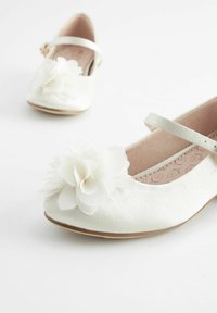 Next CORSAGE FLOWER BRIDESMAID - Riemchenballerina - ivory satin stain resistant