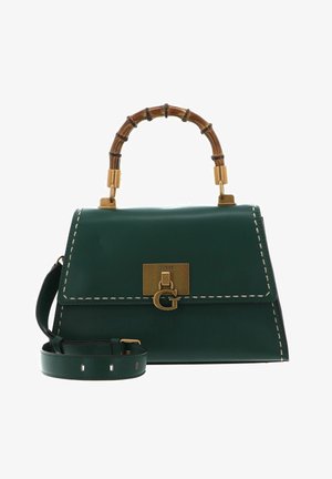 Zielona skórzana torebka z bambusowym uchwytem, złotym okuciem, zapięciem z przodu i białym ściegiem; zawiera regulowany pasek na ramię.