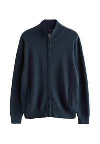 Ciemnoniebieski sweter zapinany na zamek z wysokim, prążkowanym kołnierzem, bocznymi kieszeniami oraz prążkowanymi mankietami i dołem, wykonany z miękkiej, teksturowanej tkaniny.