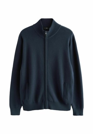 Dunkelblauer Reißverschluss-Pullover mit hohem geripptem Kragen, seitlichen Taschen sowie gerippten Bündchen und Saum, gefertigt aus einem weichen, strukturierten Stoff.