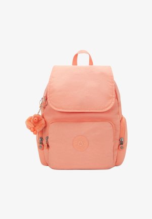 Rygsæk i ferskenfarve med klaplukning, frontlynlåslomme og en tekstureret abe-nøglering. Indeholder logo og sidelommer med lynlås.