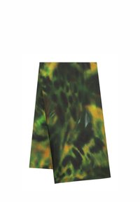 Abstrakt tryckt scarf med gröna, svarta och gula nyanser, tillverkad av lätt tyg med en slät textur.