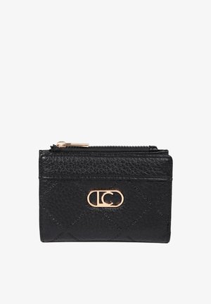 Zwart lederen portemonnee met een gestructureerde buitenkant, goudkleurige hardware, ritssluiting en reliëflogo detail. Compakte rechthoekige vorm.