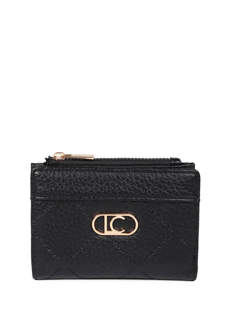 Černá kožená peněženka s texturovaným povrchem, zlatými akcenty, zipovým uzávěrem a embosovaným logem. Kompaktní obdélníkový tvar.