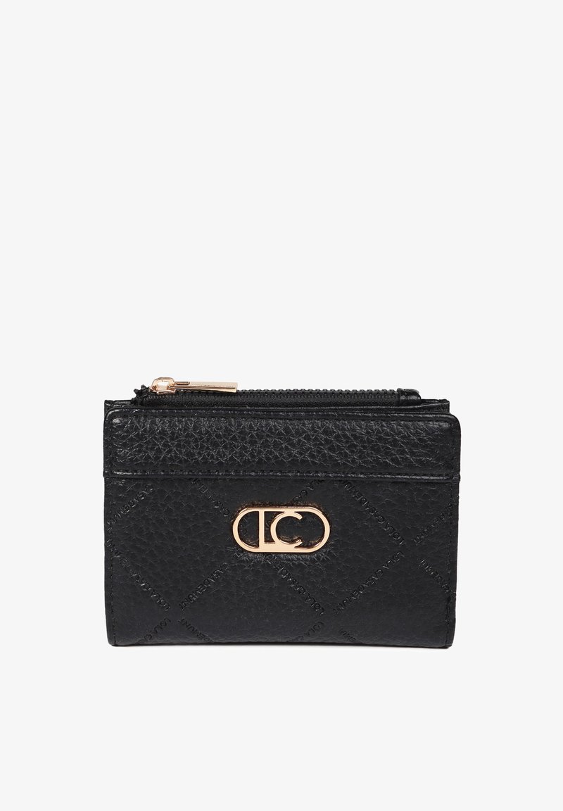 Černá kožená peněženka s texturovaným povrchem, zlatými akcenty, zipovým uzávěrem a embosovaným logem. Kompaktní obdélníkový tvar.