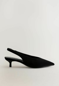 Pantofi cu toc slingback negri, cu vârf ascuțit, având un upper din material neted și un toc kitten de 5 cm. Detalii minime și un design elegant.