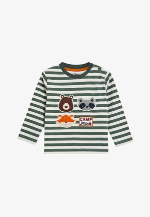 Grün-weiß gestreifte Langarmbluse mit Bären-, waschbären- und Fuchs-Applikationen sowie einem "CAMP JoJo"-Patch. Aus weichem Baumwollstoff.