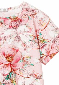 Kwiatowa bluzka z krótkim rękawem na różowym tle. Posiada duże, żywe kwiaty w odcieniach różu i czerwieni, z zielonymi akcentami i okrągłym dekoltem.