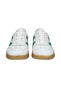 Bílé tenisky s zelenými akcenty, hladký kožený svršek, šněrování a gumová podrážka. Oválná špička a plochý design.