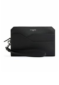 Portefeuille noir texturé avec un design géométrique, en cuir, doté d'une sangle de poignet et d'un logo argenté. Forme compacte avec une silhouette épurée et des lignes nettes.