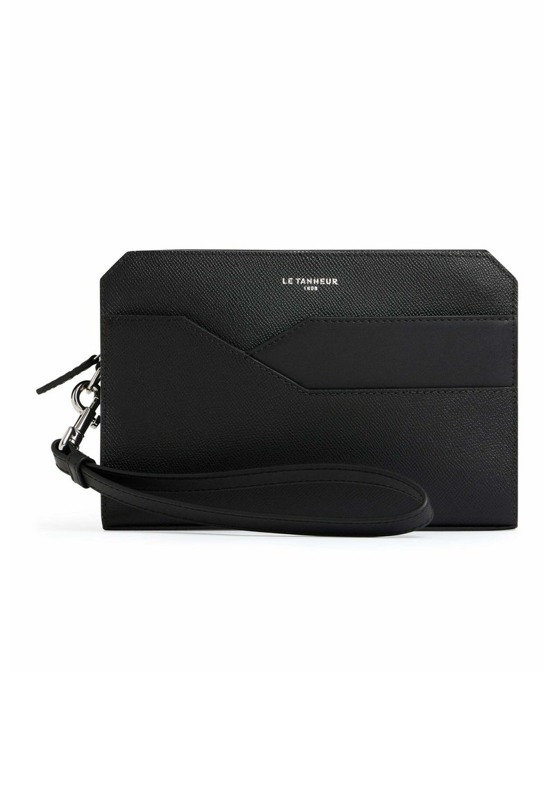 Portefeuille noir texturé avec un design géométrique, en cuir, doté d'une sangle de poignet et d'un logo argenté. Forme compacte avec une silhouette épurée et des lignes nettes.