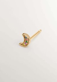Pieza de joyería en forma de media luna dorada con piedras preciosas multicolores engastadas en un borde texturizado, que presenta un post recto para su sujeción.