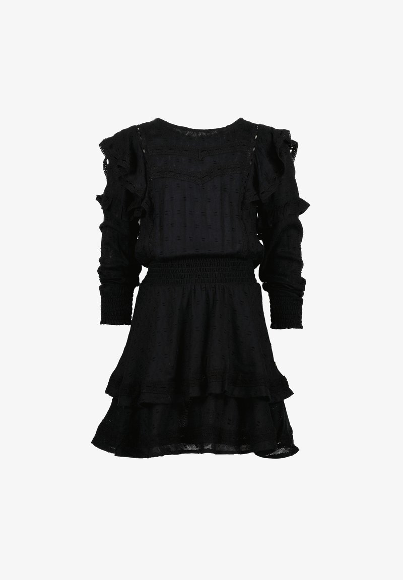 Robe noire à manches longues en tissu texturé, épaules à volants, taille smockée et détails de jupe à volants superposés sur fond blanc.