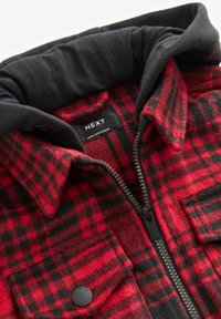 Röd och svart rutig zip-up flanelljacka med en svart fleece-fodrad krage och två framfickor. Har en svart dragkedja och ett märkesetikett.