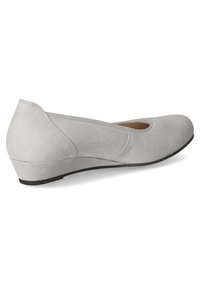 Grijze suède ballerina met een ronde neusstuk, lage wiggenhak en elastische zijkanten voor extra comfort. Gladde textuur en minimalistisch ontwerp.