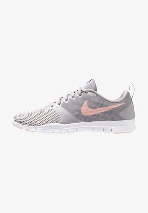 Chaussure de sport gris clair avec une maille respirante, semelle blanche, virgule Nike rose et fermeture à lacets vue de côté sur fond blanc.