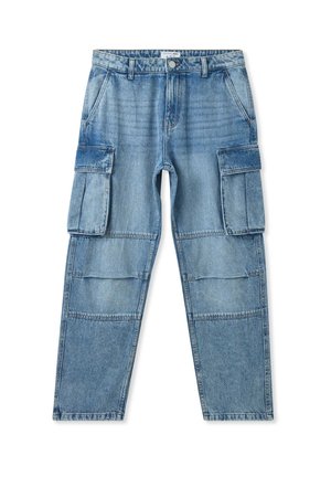 Pantaloni cargo in denim blu chiaro con vestibilità rilassata, dotati di ampie tasche laterali, cuciture a vista e chiusura con bottone in vita.
