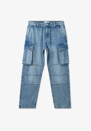 Pantaloni cargo in denim blu chiaro con vestibilità rilassata, dotati di ampie tasche laterali, cuciture a vista e chiusura con bottone in vita.