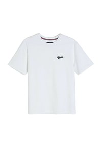 Biała bawełniana koszulka z krótkim rękawem i okrągłym dekoltem, z małym czarnym logo na lewej piersi oraz w paski wewnętrznym kołnierzykiem.