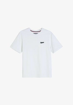 Biała bawełniana koszulka z krótkim rękawem i okrągłym dekoltem, z małym czarnym logo na lewej piersi oraz w paski wewnętrznym kołnierzykiem.