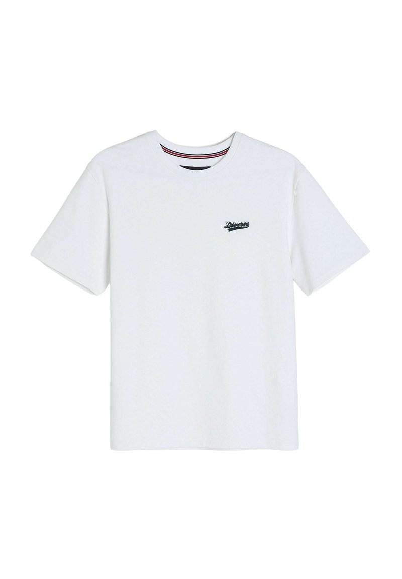 Biała bawełniana koszulka z krótkim rękawem i okrągłym dekoltem, z małym czarnym logo na lewej piersi oraz w paski wewnętrznym kołnierzykiem.