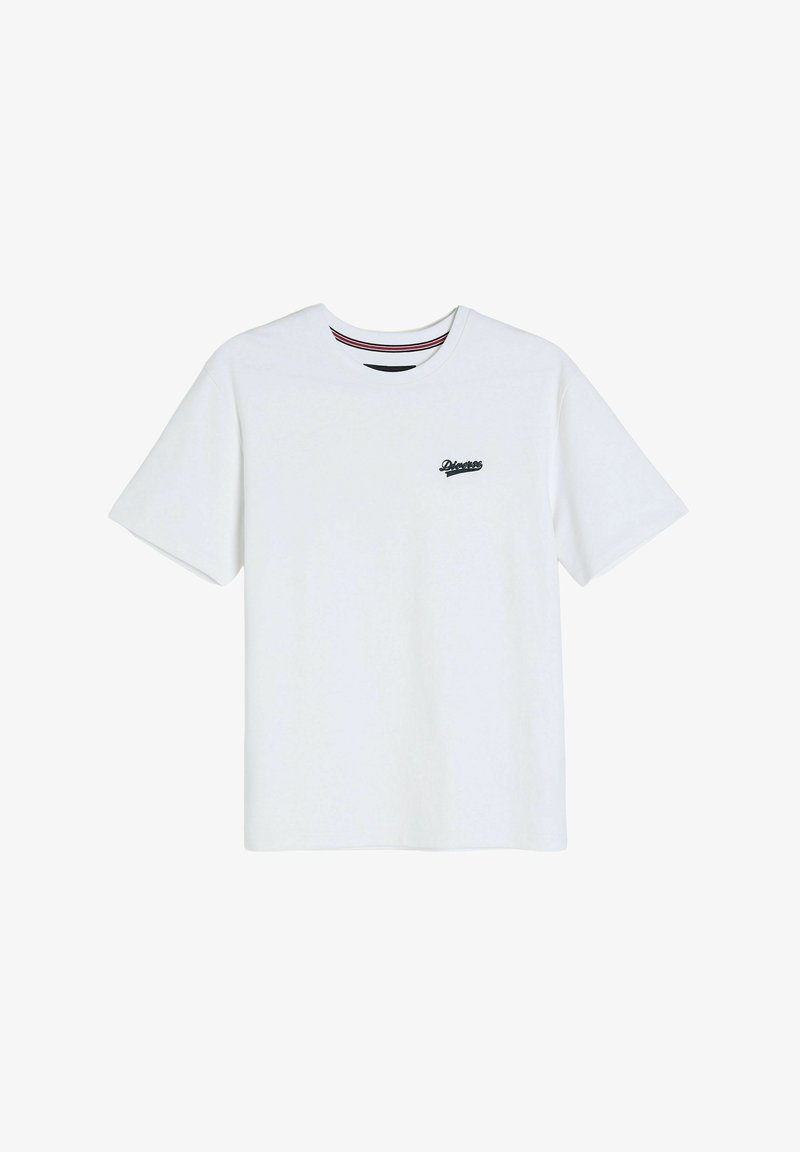 Biała bawełniana koszulka z krótkim rękawem i okrągłym dekoltem, z małym czarnym logo na lewej piersi oraz w paski wewnętrznym kołnierzykiem.