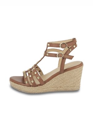 Sandale compensée brune à brides, avec accents de clous, semelle en jute tissée et dessus en cuir lisse. Design à bout ouvert avec des brides réglables.