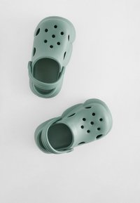 Next REGULAR FIT - Træsko - sage green