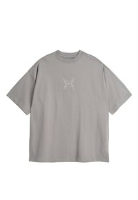 Szary, oversize t-shirt z krótkim rękawem, okrągłym dekoltem i małym białym, abstrakcyjnym wzorem w kształcie gwiazdy umieszczonym na środku przodu.