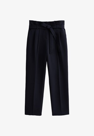 Marineblauwe broeken met een riem in de taille, geplooide voorkant, brede pijpen en een soepele stoftextuur. Geen zichtbare hardware of patronen.