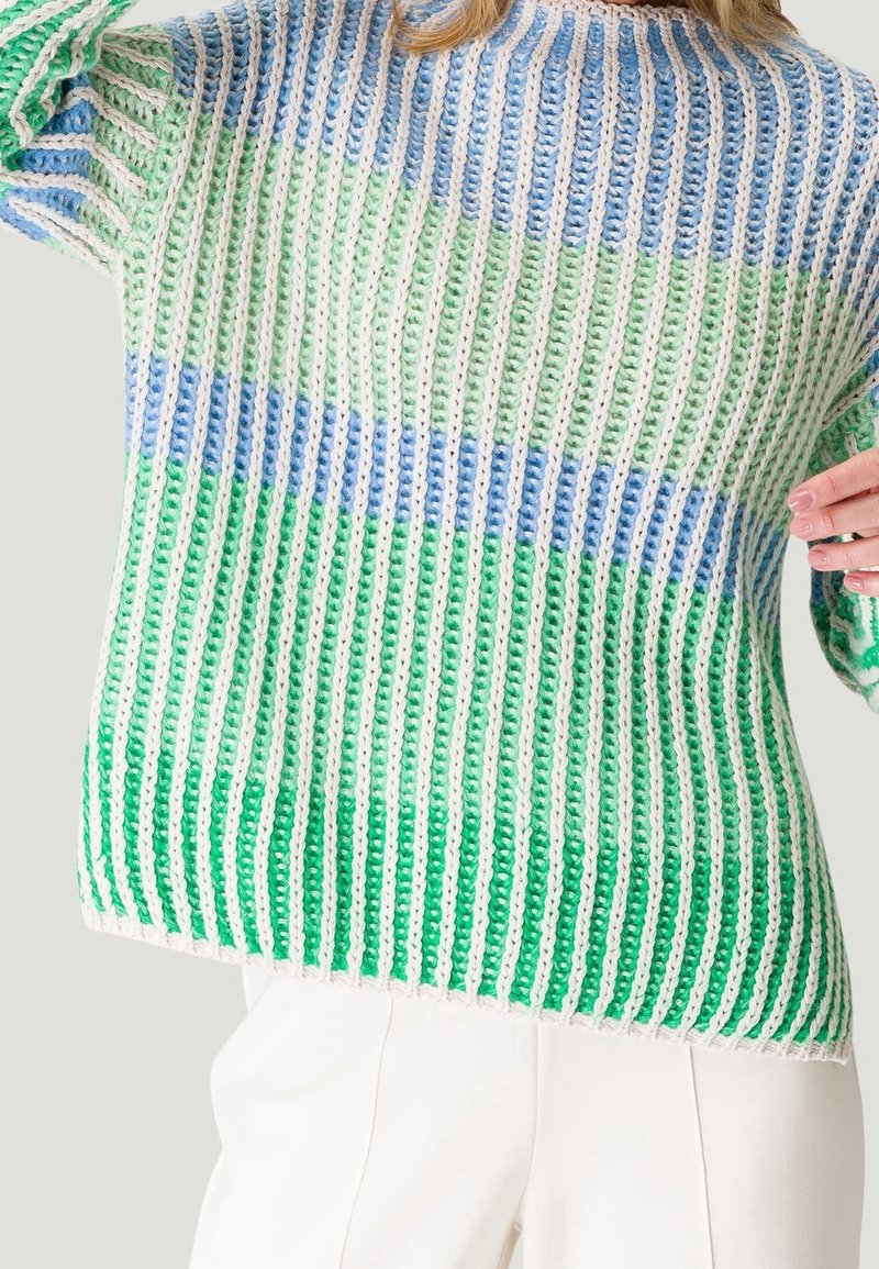 Häkelpullover mit vertikalen Streifen in Grün, Blau und Weiß. Das lockere Maschenbild sorgt für eine atmungsaktive Textur und einen entspannten Sitz.