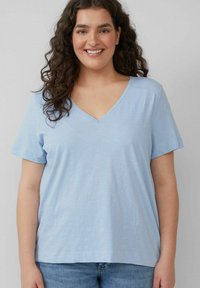 Lichtblauw V-hals T-shirt van zacht materiaal, met korte mouwen en een relaxte pasvorm. Gladde textuur met minimale stikdetails.