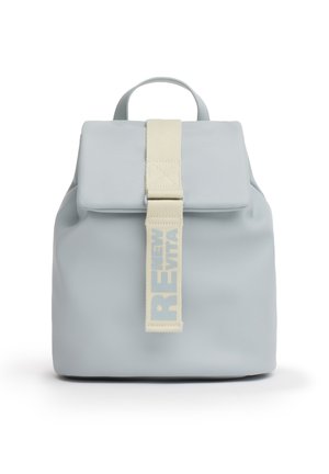 Zaino grigio chiaro con chiusura a patta e tracolla crema con testo "REMAIN VISIBLE" scritto in caratteri maiuscoli.