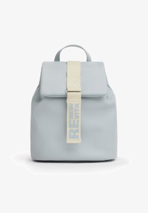 Zaino grigio chiaro con chiusura a patta e tracolla crema con testo "REMAIN VISIBLE" scritto in caratteri maiuscoli.