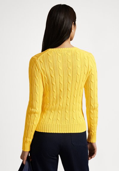 Κίτρινο πουλόβερ με πλέξη καλωδίου, στρογγυλή λαιμόκοψη, μανσέτες με ραβδώσεις και τελείωμα με ραβδώσεις. Διαθέτει υφασμένο μοτίβο και εφαρμοστή σιλουέτα.