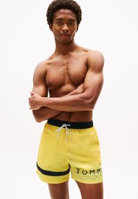 Tommy Hilfiger SAILING MEDIUM DRAWSTRING - Shorts da mare - marigold yellow