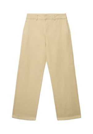 Pantalon beige à jambes larges en coton ; présente une texture lisse, des passants pour ceinture et des poches latérales avec des coutures nettes et sans ornements visibles.