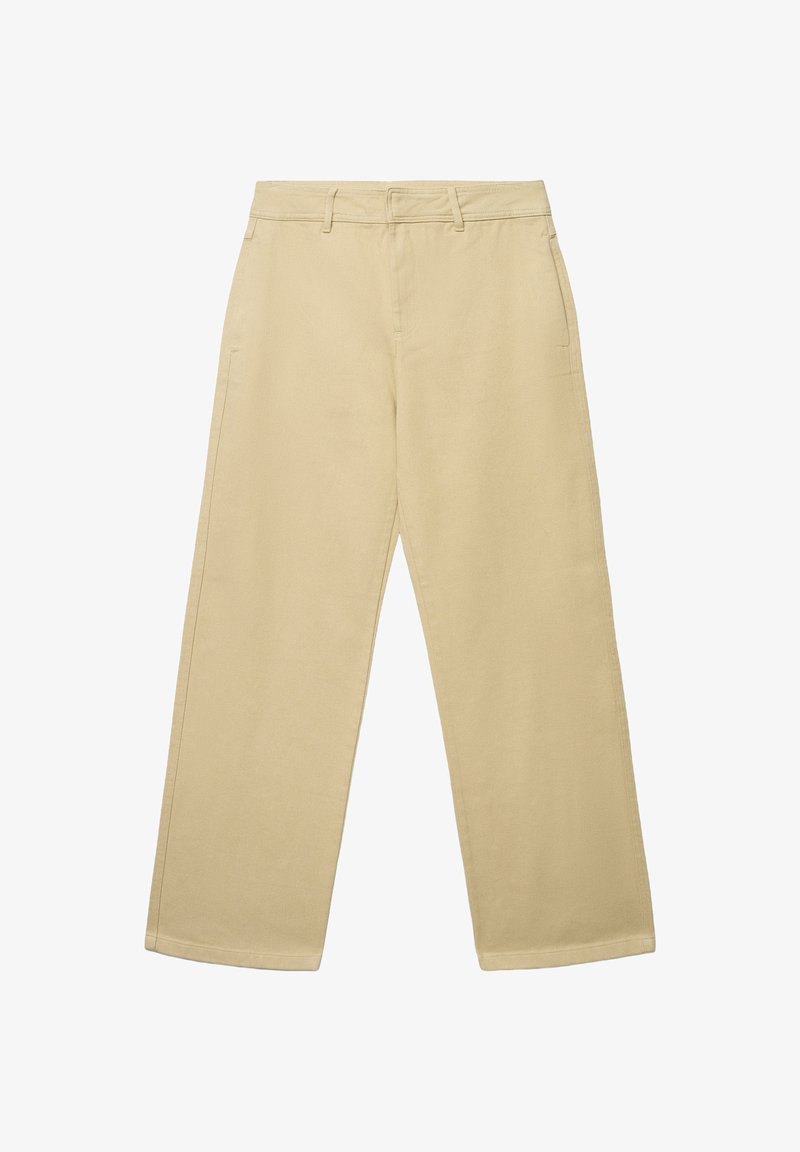 Beige weite Hosen aus Baumwolle; verfügen über eine glatte Textur, Gürtelschlaufen und Seitentaschen mit sauberen Nähten und ohne sichtbare Verzierungen.