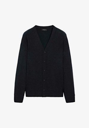 Schwarze, gerippte Strickjacke mit langen Ärmeln, V-Ausschnitt und sechs vorderen Knöpfen, flach auf weißem Hintergrund ausgelegt.