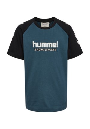 Teal og sort kortærmet T-shirt lavet af bomuld, med rund hals, raglanærmer og "hummel SPORTSWEAR" logo på forsiden.