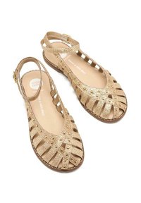 Sandalias doradas con purpurina y un diseño de tiras, que presentan cortes y acentos circulares. Punta abierta y tira trasera para un ajuste seguro.