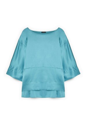 Světle modrá volná halenka s tříčtvrtečními širokými rukávy, výstřihem do lodi a detailním vrstveným lemem.