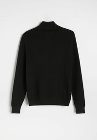 Czarny dzianinowy sweter z wysokim kołnierzem, długimi rękawami i gładką fakturą. Minimalistyczny design bez widocznych wzorów czy akcentów.