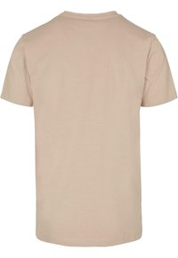 Kortermet t-skjorte i lys beige, laget av myk bomull, med klassisk rund hals og standard passform uten grafikk eller mønstre.