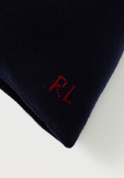 Πλεκτό ύφασμα σε ναυτικό μπλε με μικρά κόκκινα κεντημένα γράμματα "RL" κοντά στο κάτω άκρο σε λευκό φόντο.