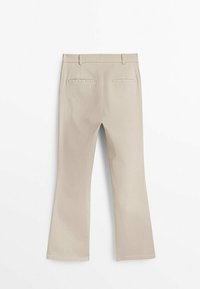 Pantalons évasés beige avec une texture lisse, dotés de deux poches arrière et de détails de couture précis. Taille plate avec passants de ceinture.