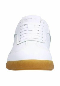 Witte sport schoen met een glad leren bovenkant, witte veters, grijze zijaccenten en een gestructureerde gumrubberen zool. Heeft een gevoerde kraag.