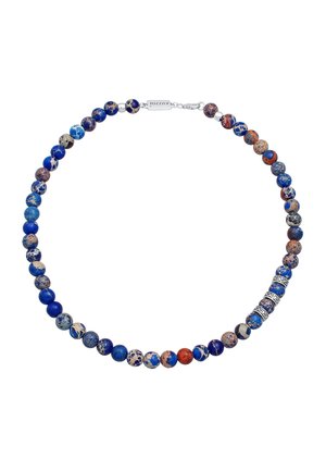 Collier de perles avec pierres marbrées rondes polies bleu, beige et rouge et trois perles d’espacement décoratives en argent près du fermoir.